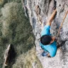 Homem escalando precisa de Seguro VIagem