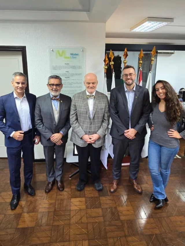 Especialistas em seguro de vida reunidos na Mister Líber Corretora de Seguros (e/d): Anderson Mundim, presidente do CVG-SP; Josusmar Sousa; Joe Jordan; Felipe Sousa; e Gabriela Sousa.