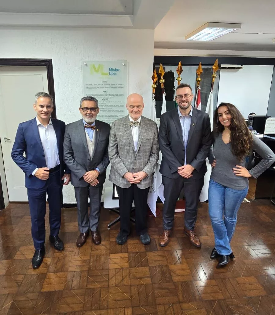 Especialistas em seguro de vida reunidos na Mister Líber Corretora de Seguros (e/d): Anderson Mundim, presidente do CVG-SP; Josusmar Sousa; Joe Jordan; Felipe Sousa; e Gabriela Sousa. Especialistas em seguro de vida reunidos na Mister Líber Corretora de Seguros (e/d): Anderson Mundim, presidente do CVG-SP; Josusmar Sousa; Joe Jordan; Felipe Sousa; e Gabriela Sousa.