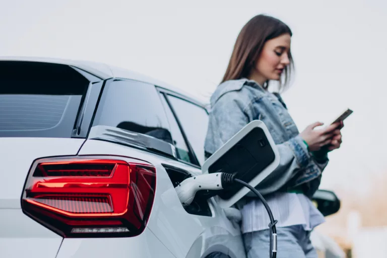 Vendas de carros elétricos disparam no Brasil e desafiam setor de seguros