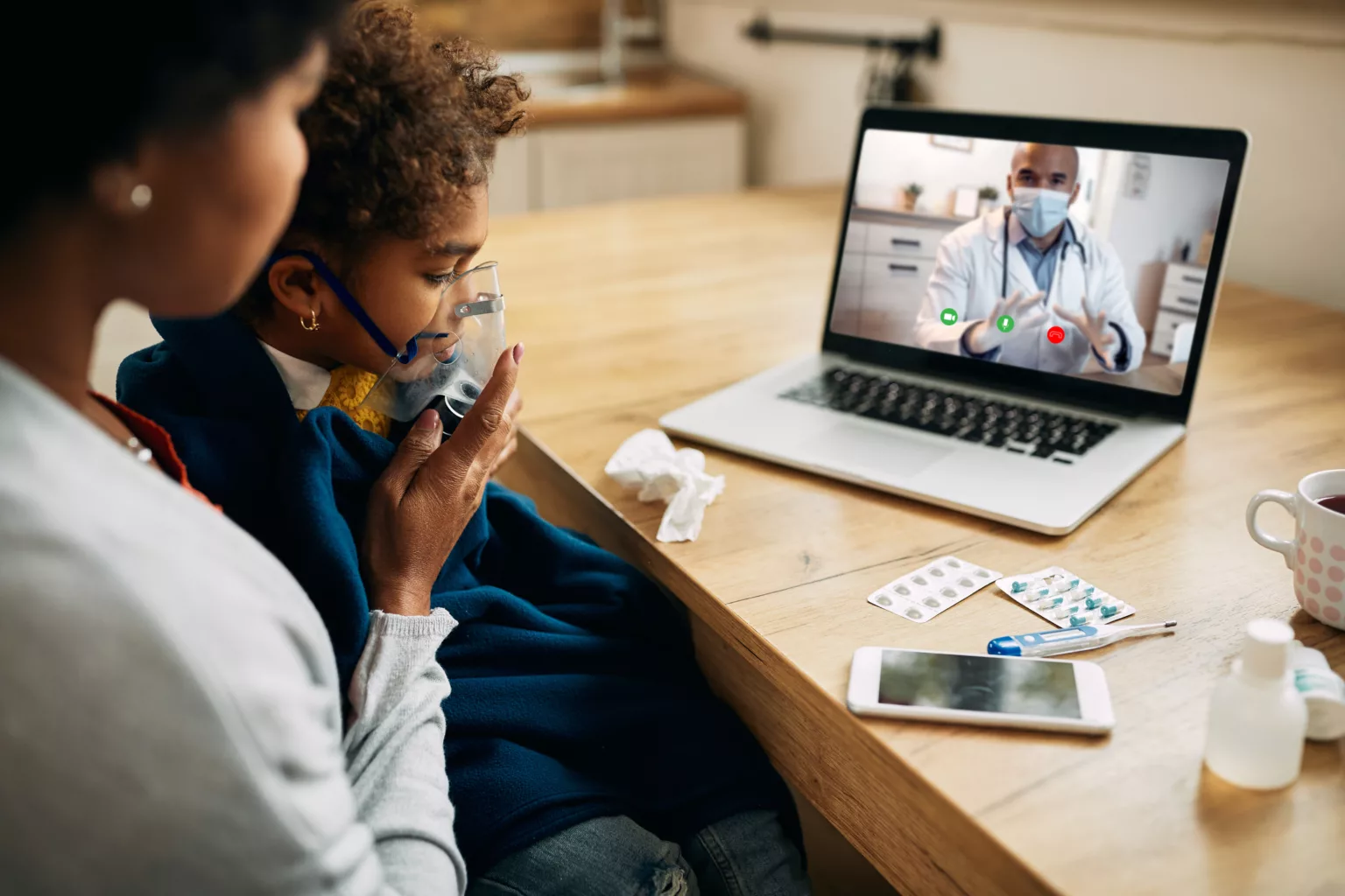 Criança passando por telemedicina