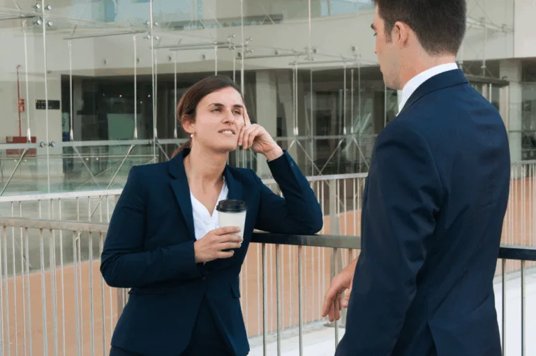 Flertando com os desinteressados: o desafio de vender seguros e propósito em um mundo distraído