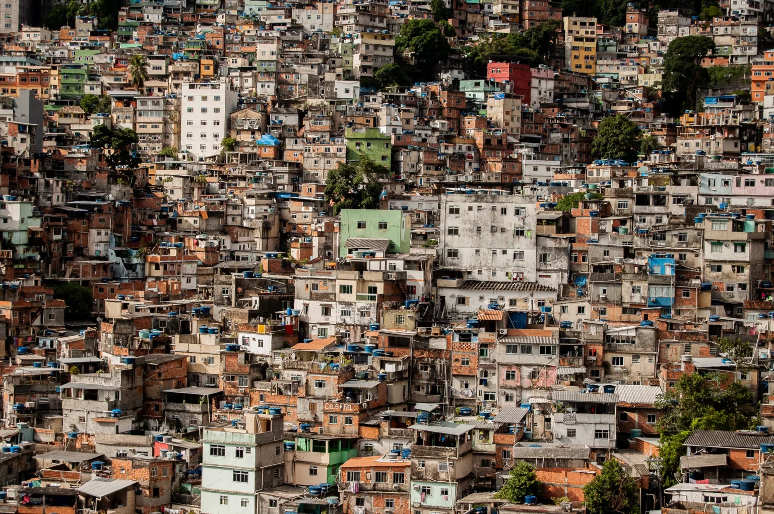 A favela como potência econômica: proteção financeira e o caminho para o crescimento
