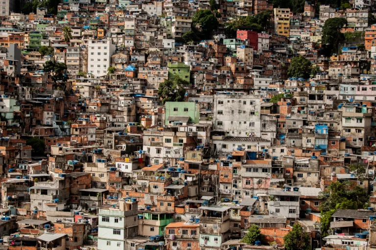 A favela como potência econômica: proteção financeira e o caminho para o crescimento