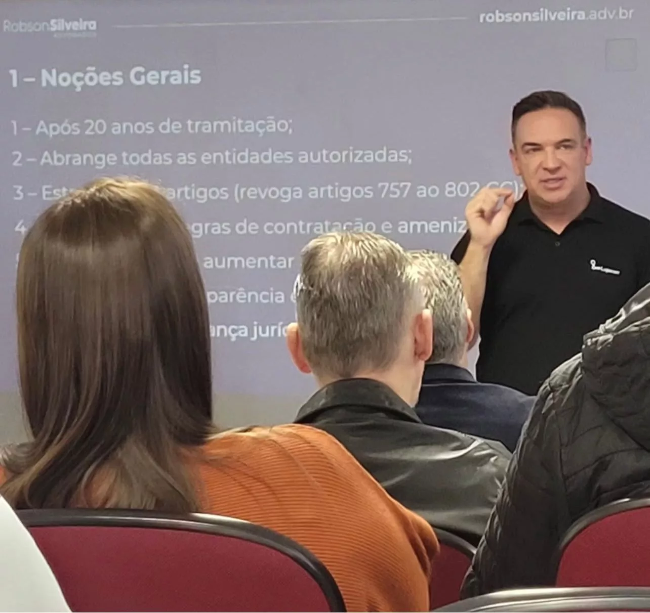 Dr. Robson Silveira explicando a Nova Lei em ciclo de palestras Dr. Robson Silveira explicando a Nova Lei em ciclo de palestras