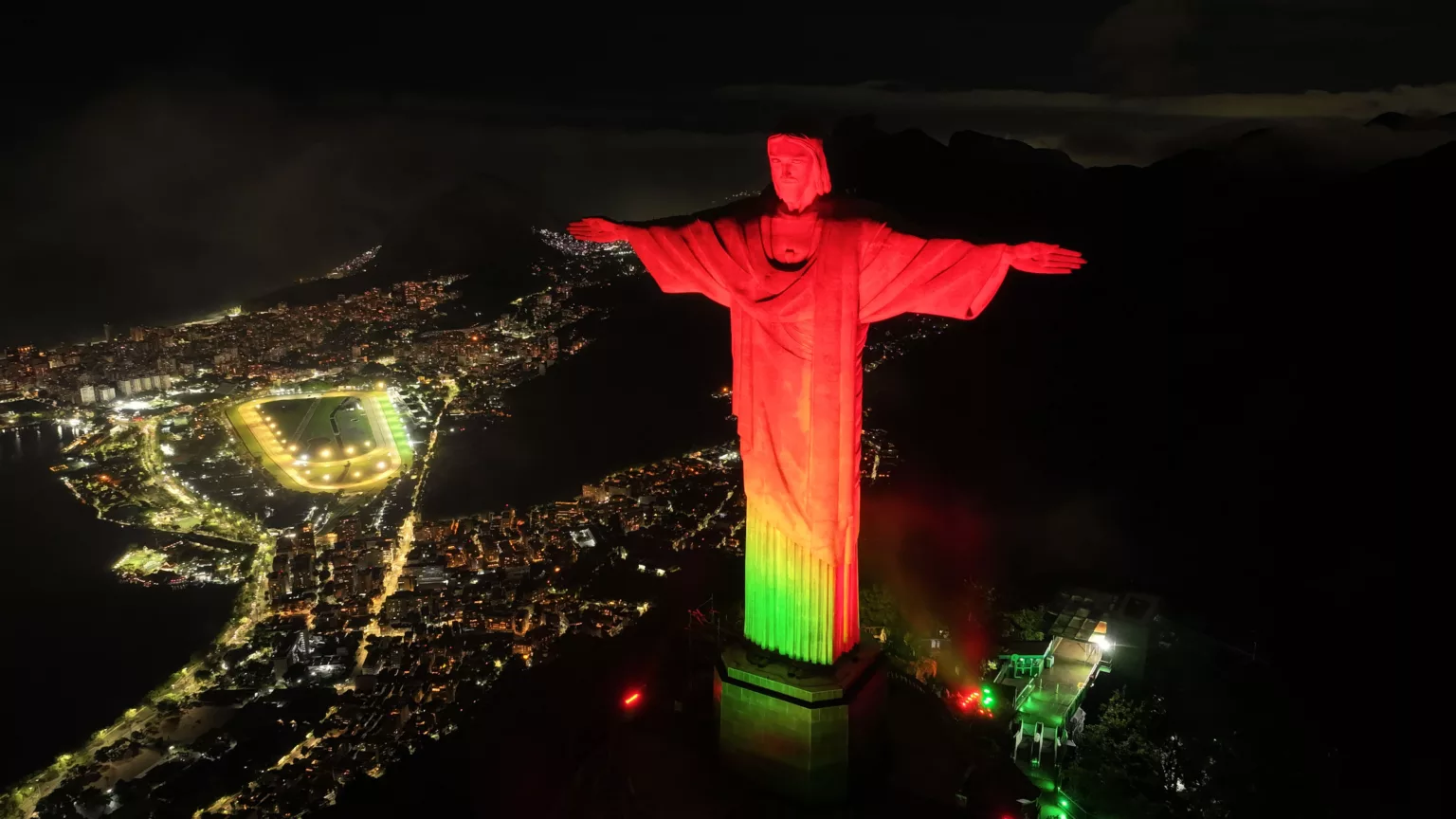 Cristo iluminado com as cores do Julho Neon Cristo iluminado com as cores do Julho Neon