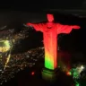 Cristo iluminado com as cores do Julho Neon