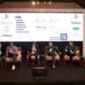Atuando como mediador em evento do mercado local